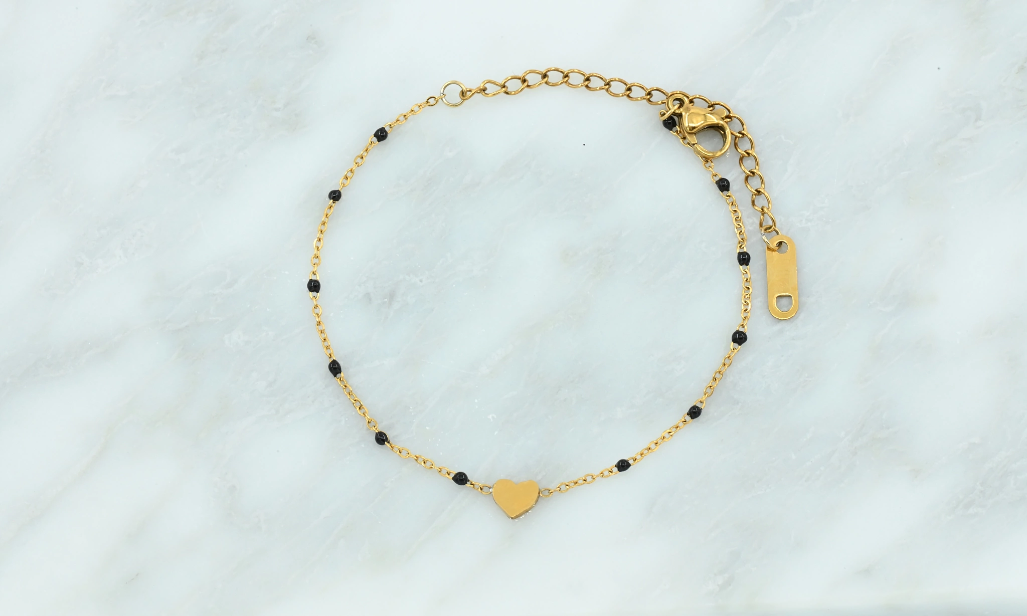 Armband met zwarte steentjes en hartje