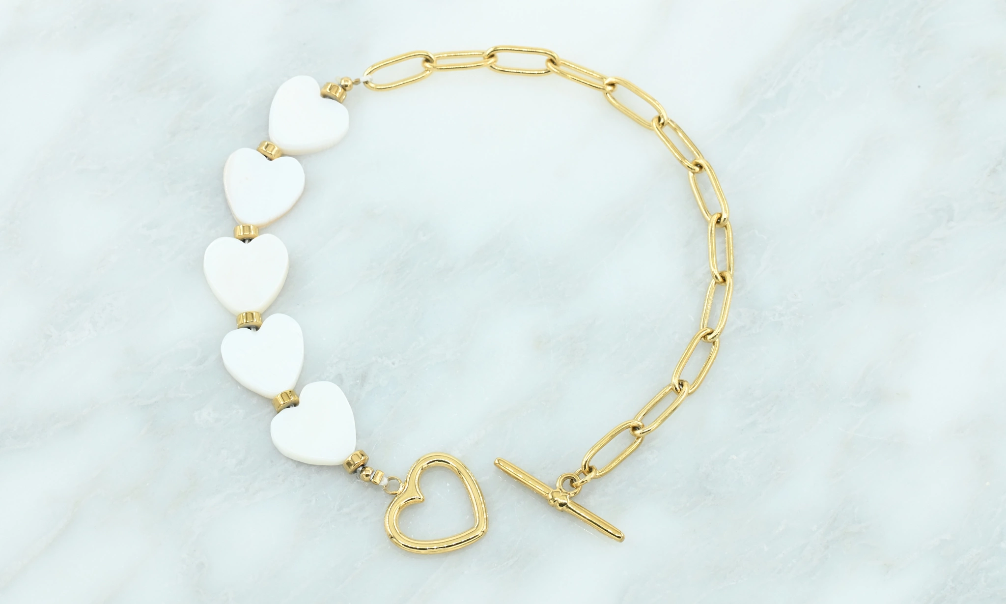 Armband met schelp-hartjes