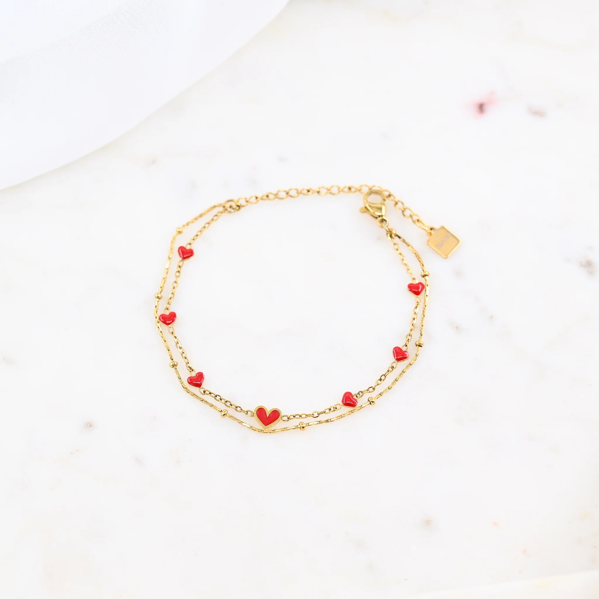 Armbandje met rode hartjes