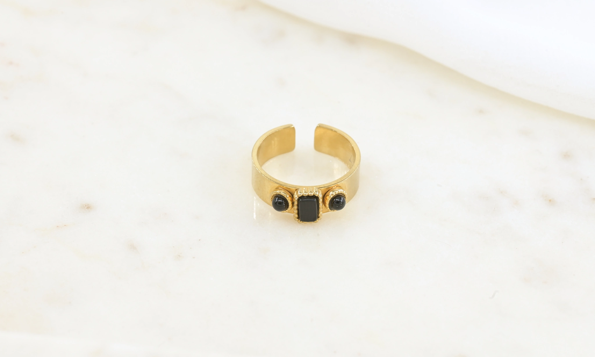 Ring met zwarte steentjes