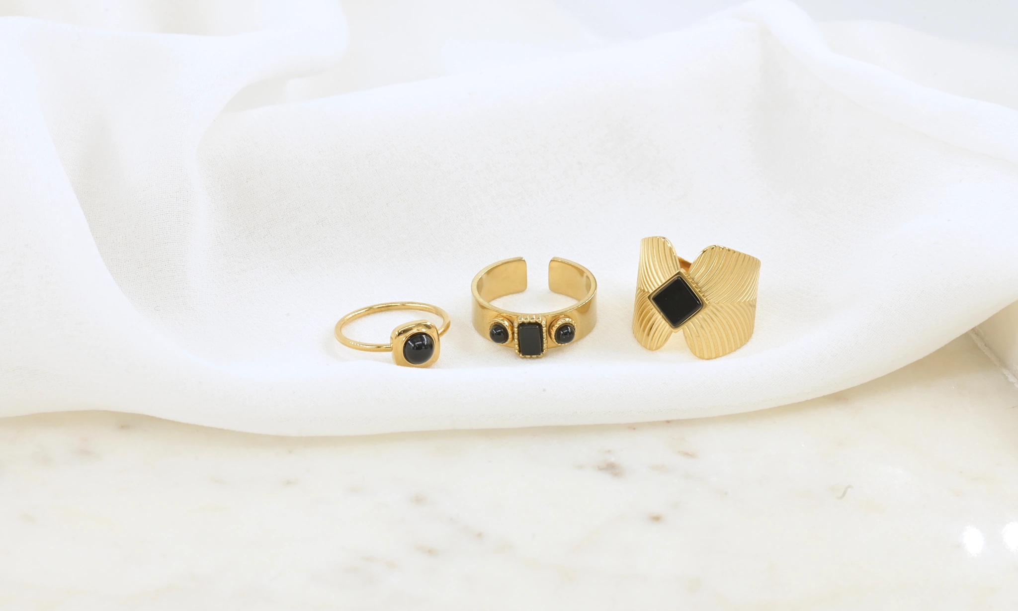 Ring met zwarte steentjes