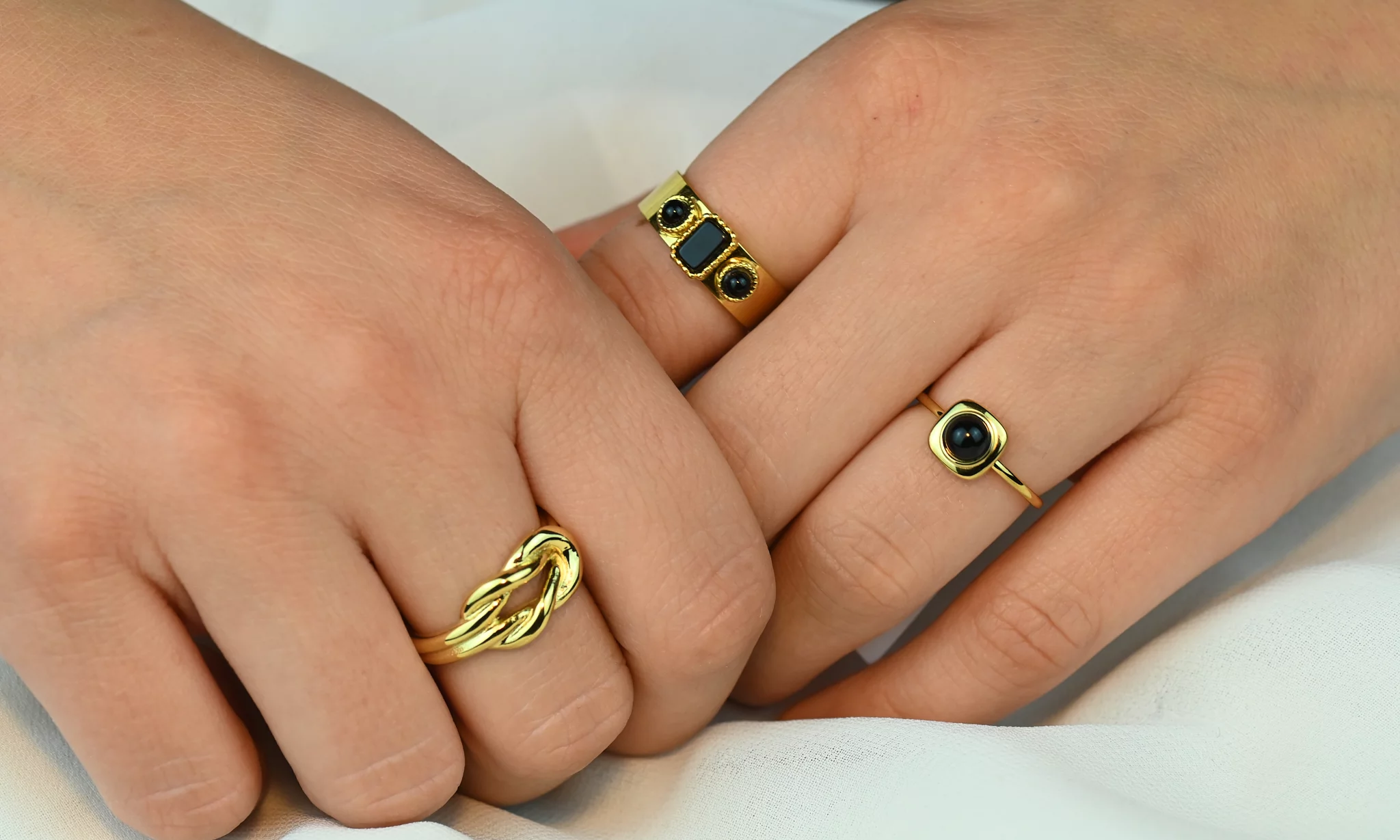Ring met zwarte steentjes