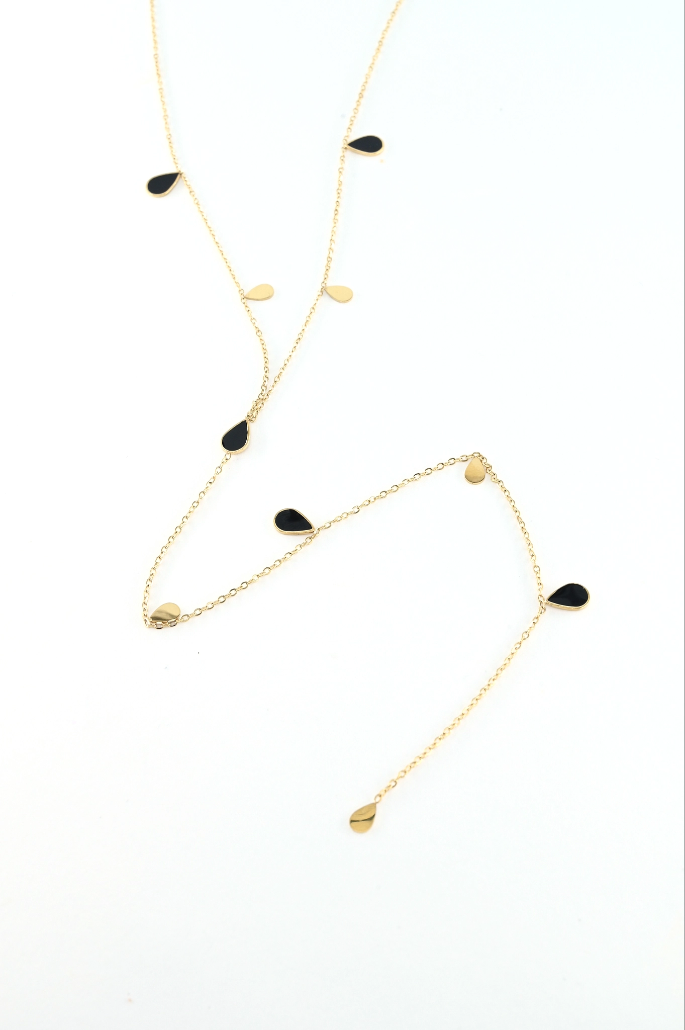 Ketting met zwarte blaadjes