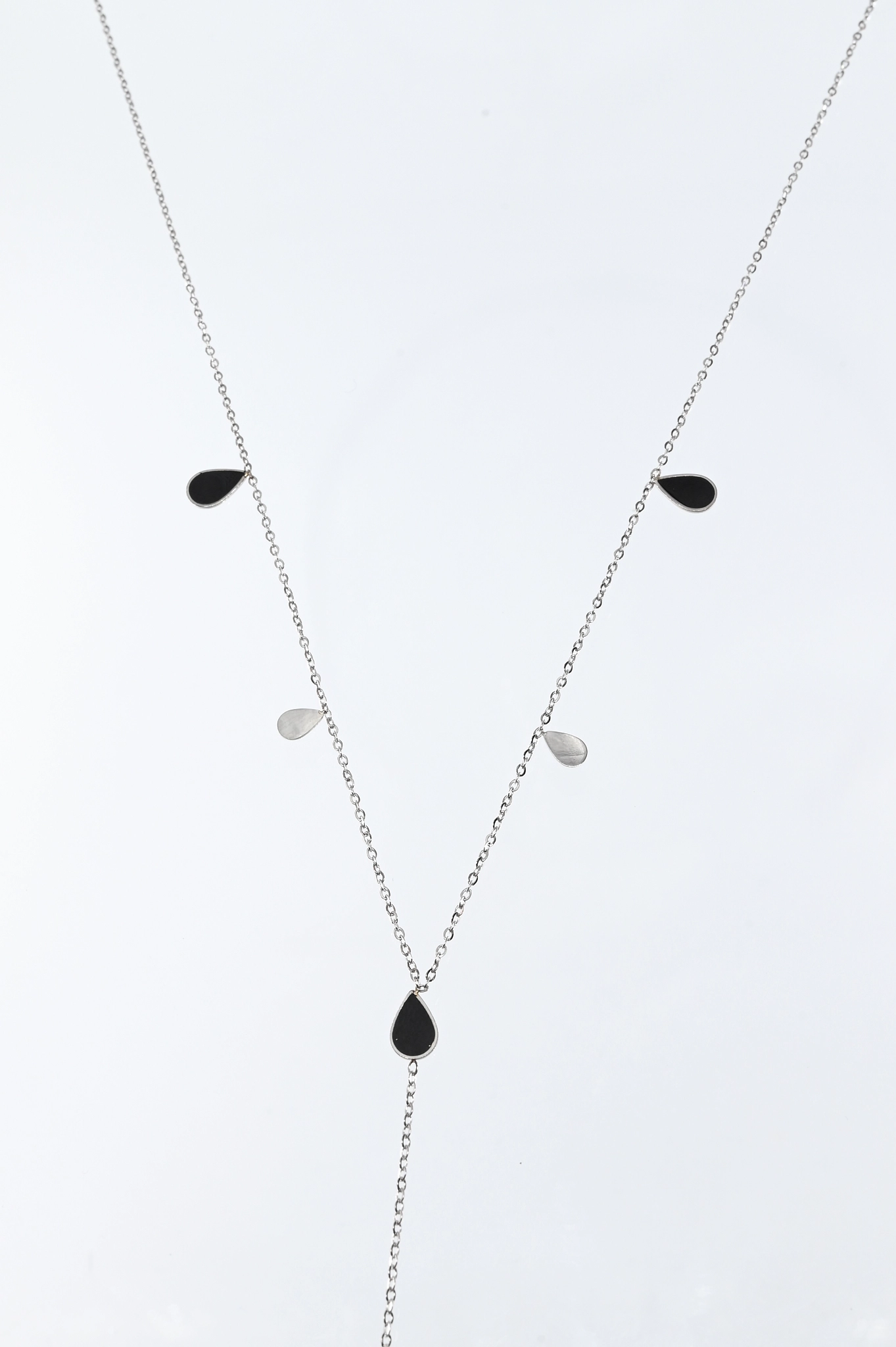 Ketting met zwarte blaadjes
