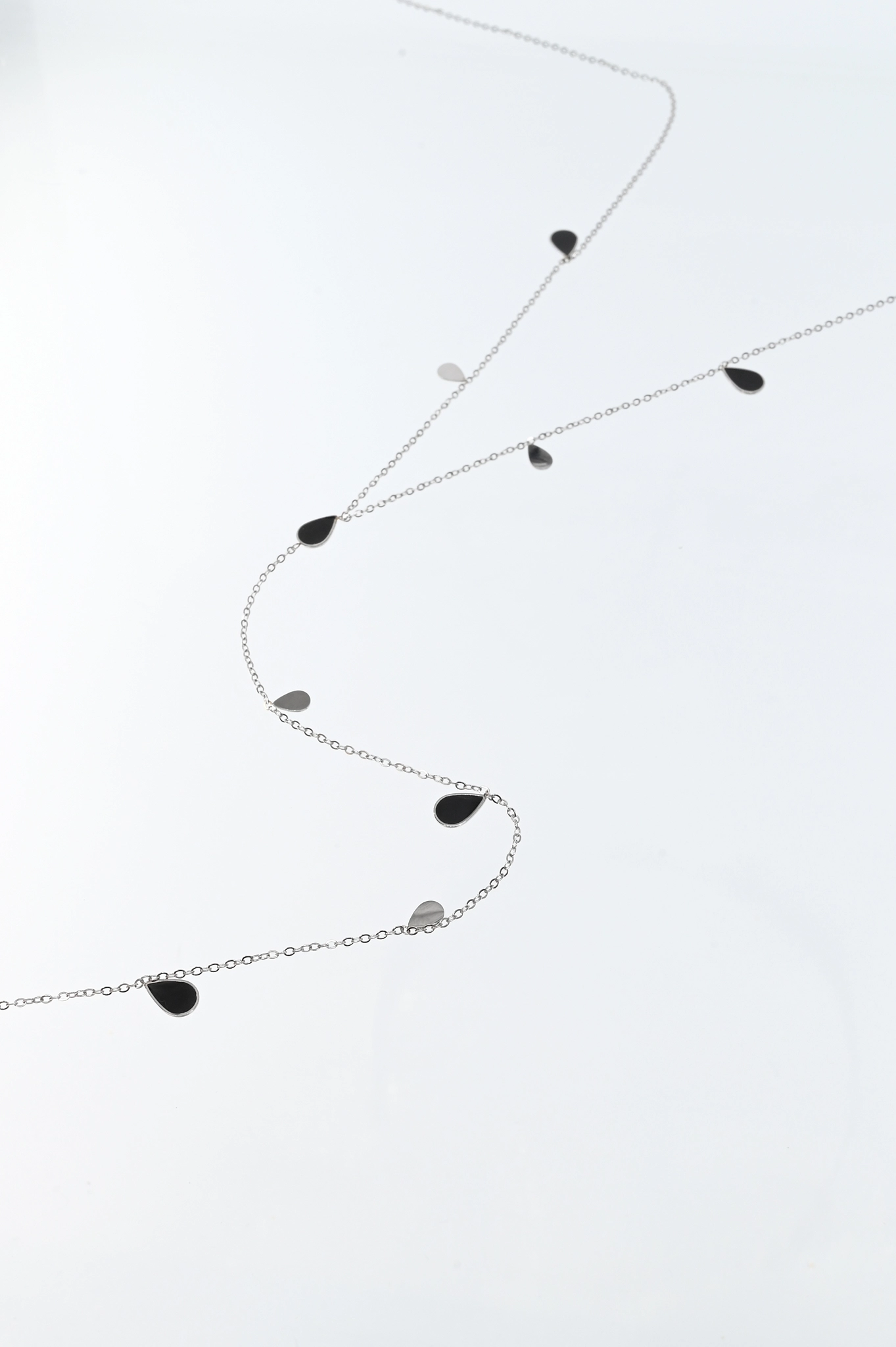 Ketting met zwarte blaadjes
