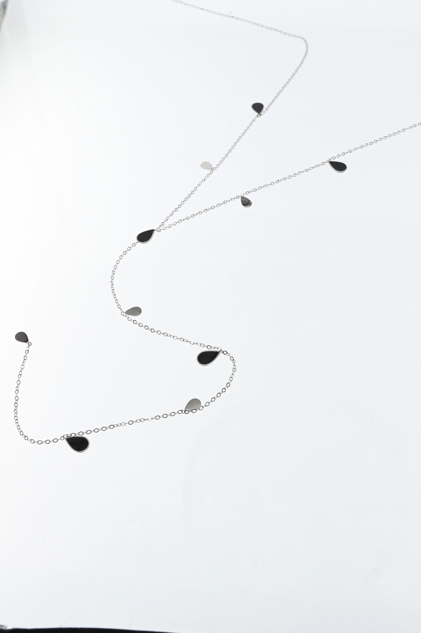 Ketting met zwarte blaadjes
