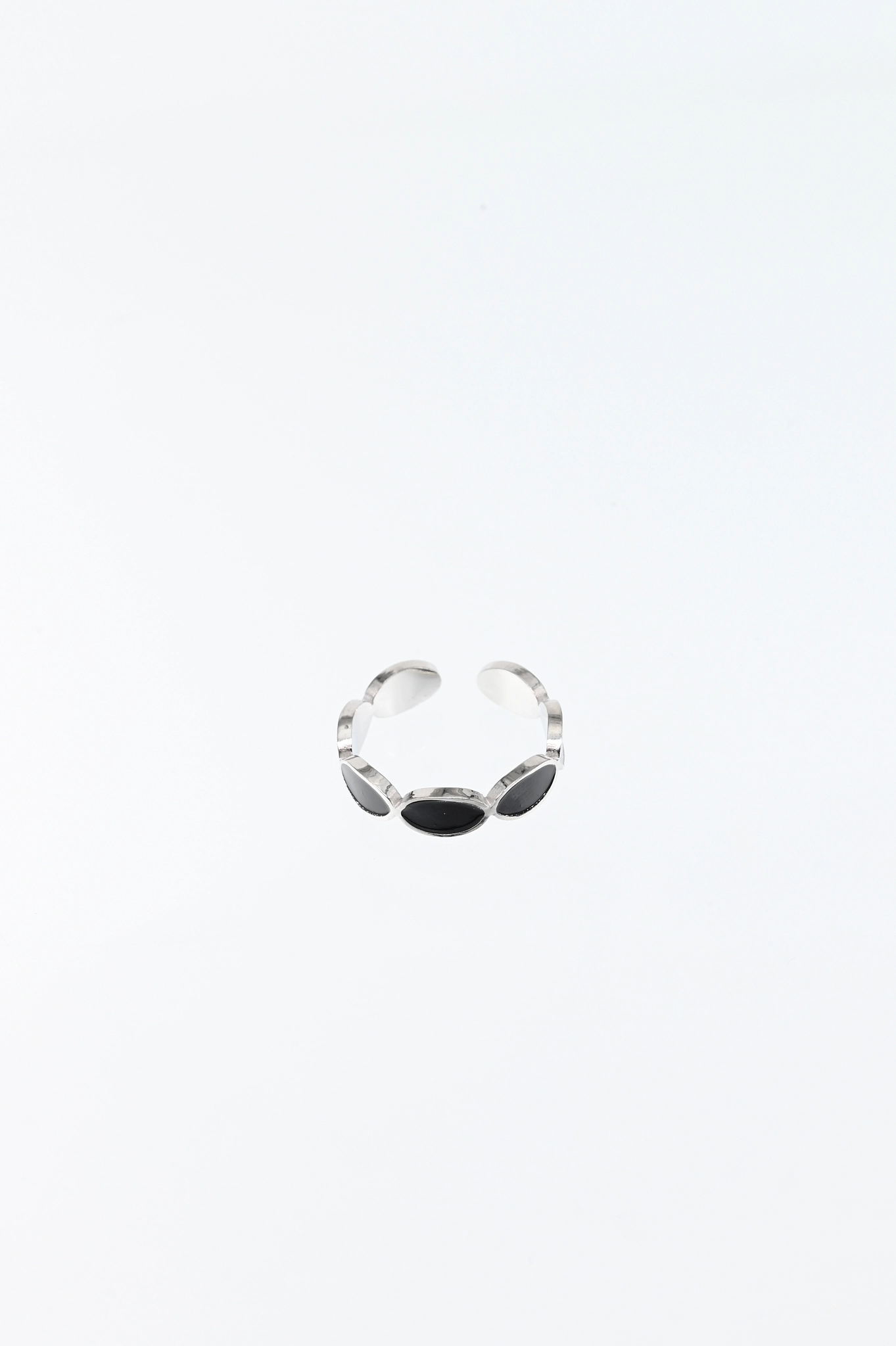 Ring met zwarte ovaaltjes