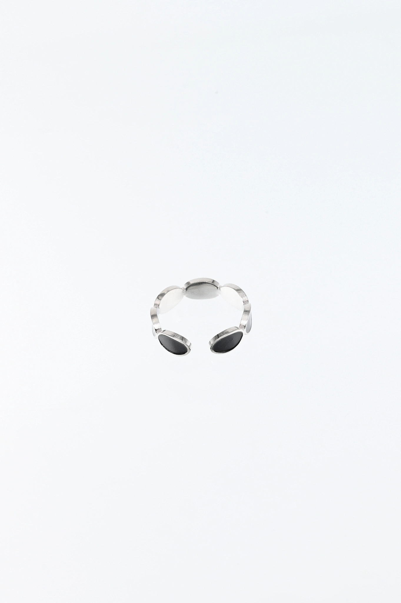 Ring met zwarte ovaaltjes
