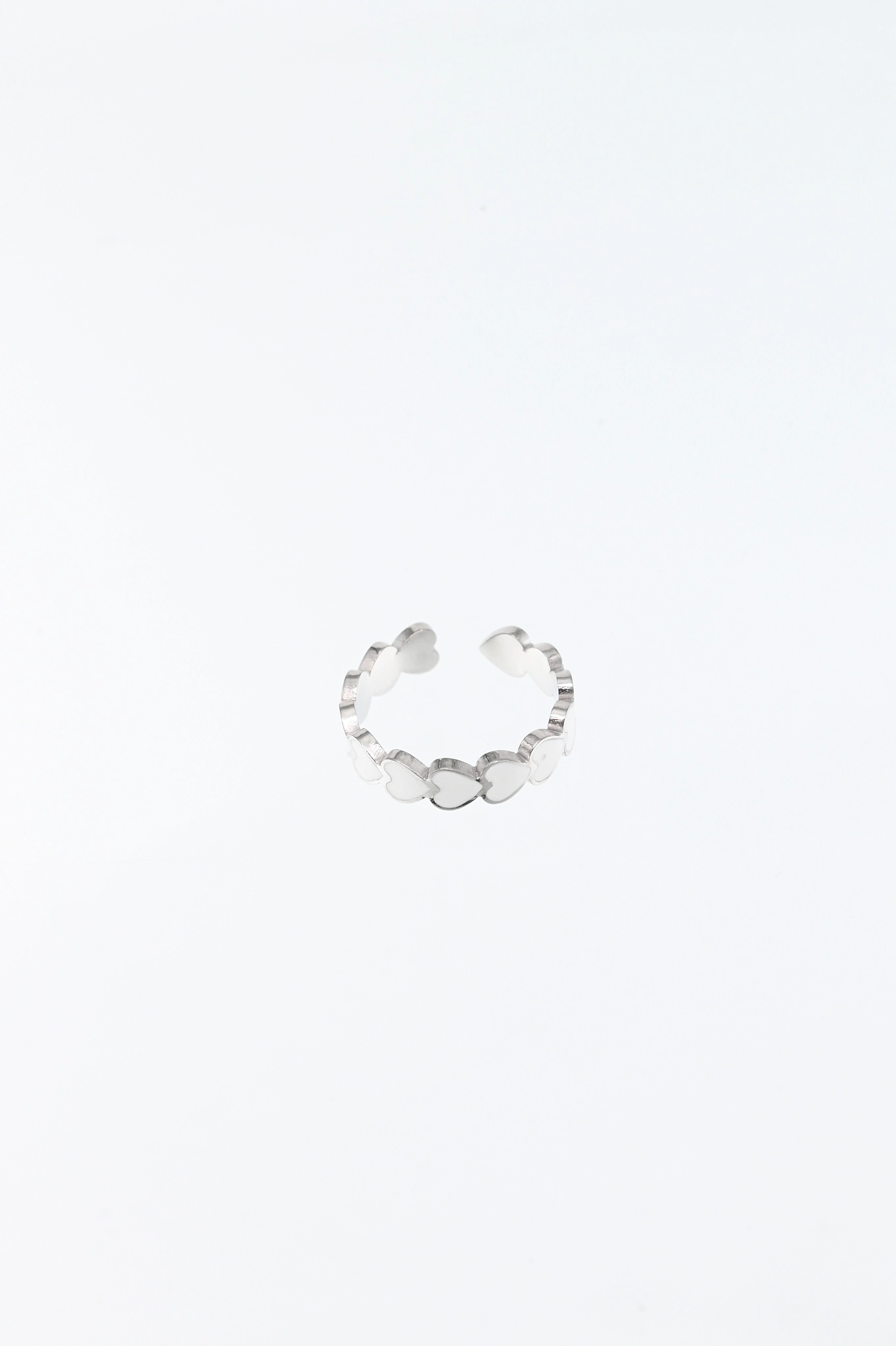 Ring met witte hartjes