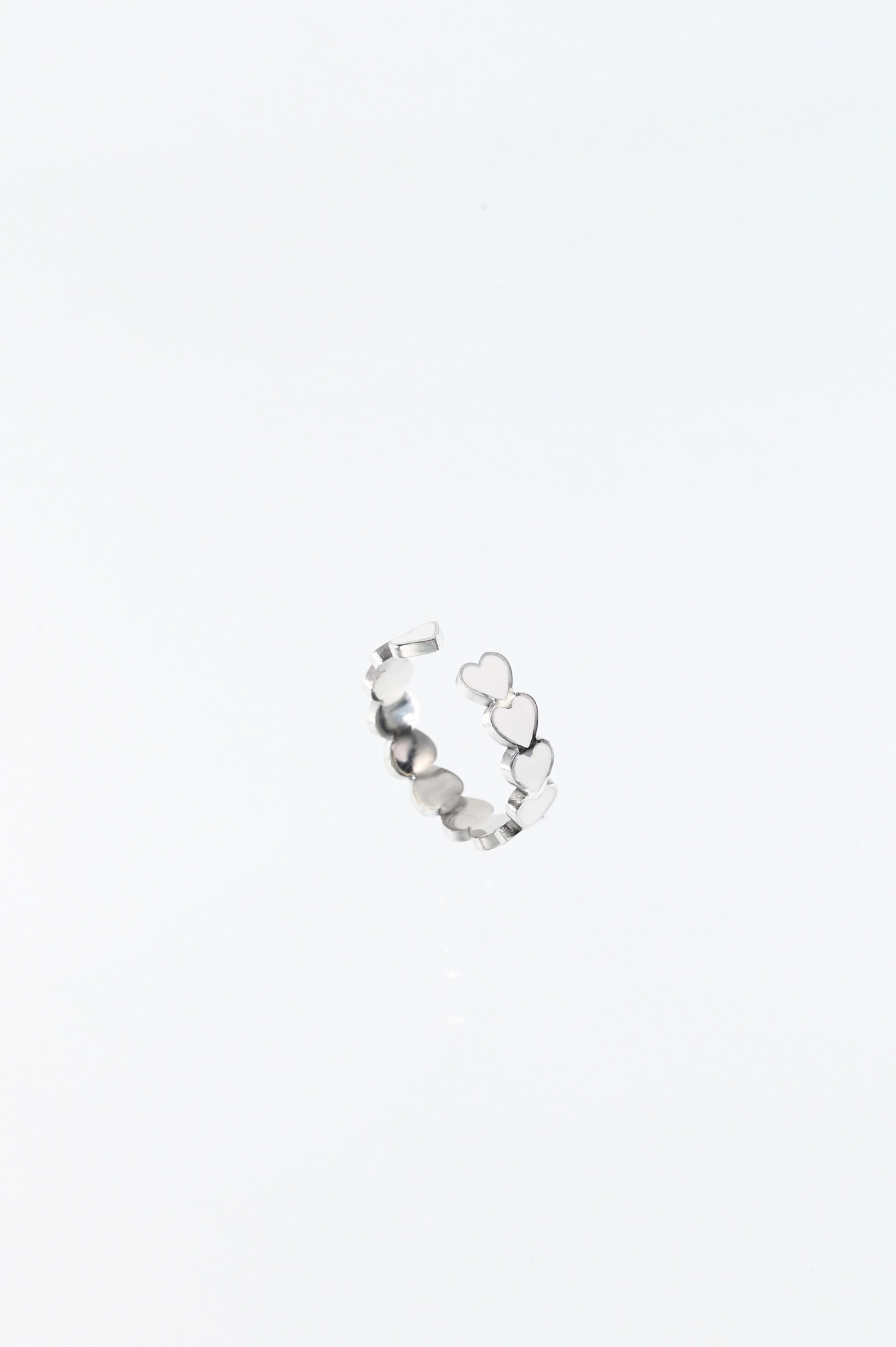 Ring met witte hartjes